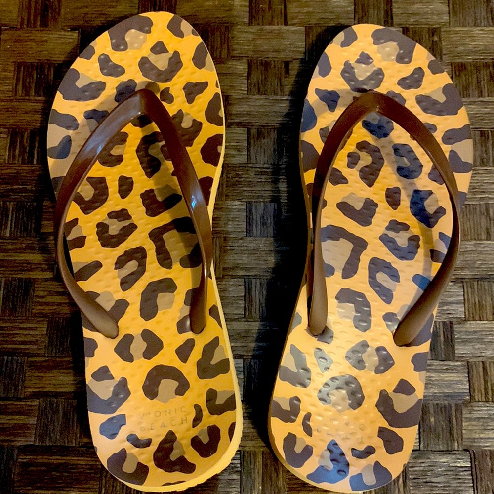 Leopard print flip flop beach shoes by Vionic| Size 8